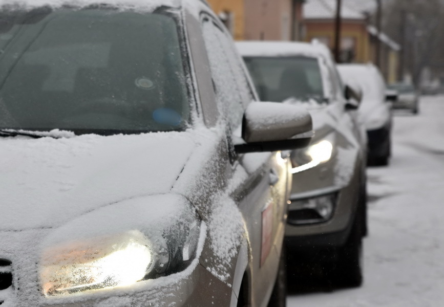 Indulás előtt az ablakokat, tükröket és lámpákat is tisztítsuk meg a hótól, jégtől - Fotó: 112Press