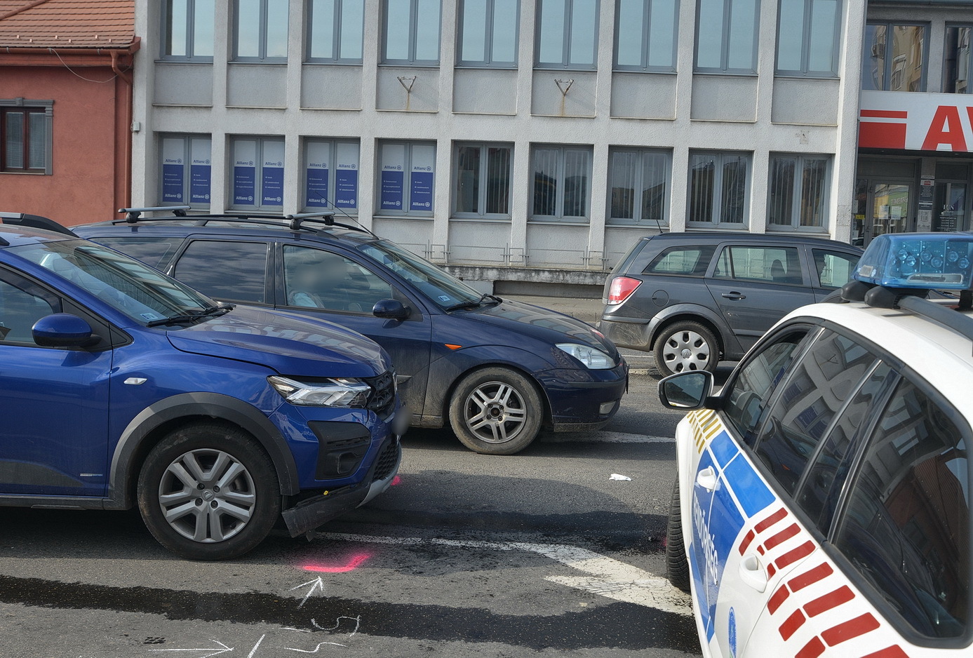 Skoda rendőrautó hajtott Dacia elé a Szombathelyi Vásárcsarnoknál