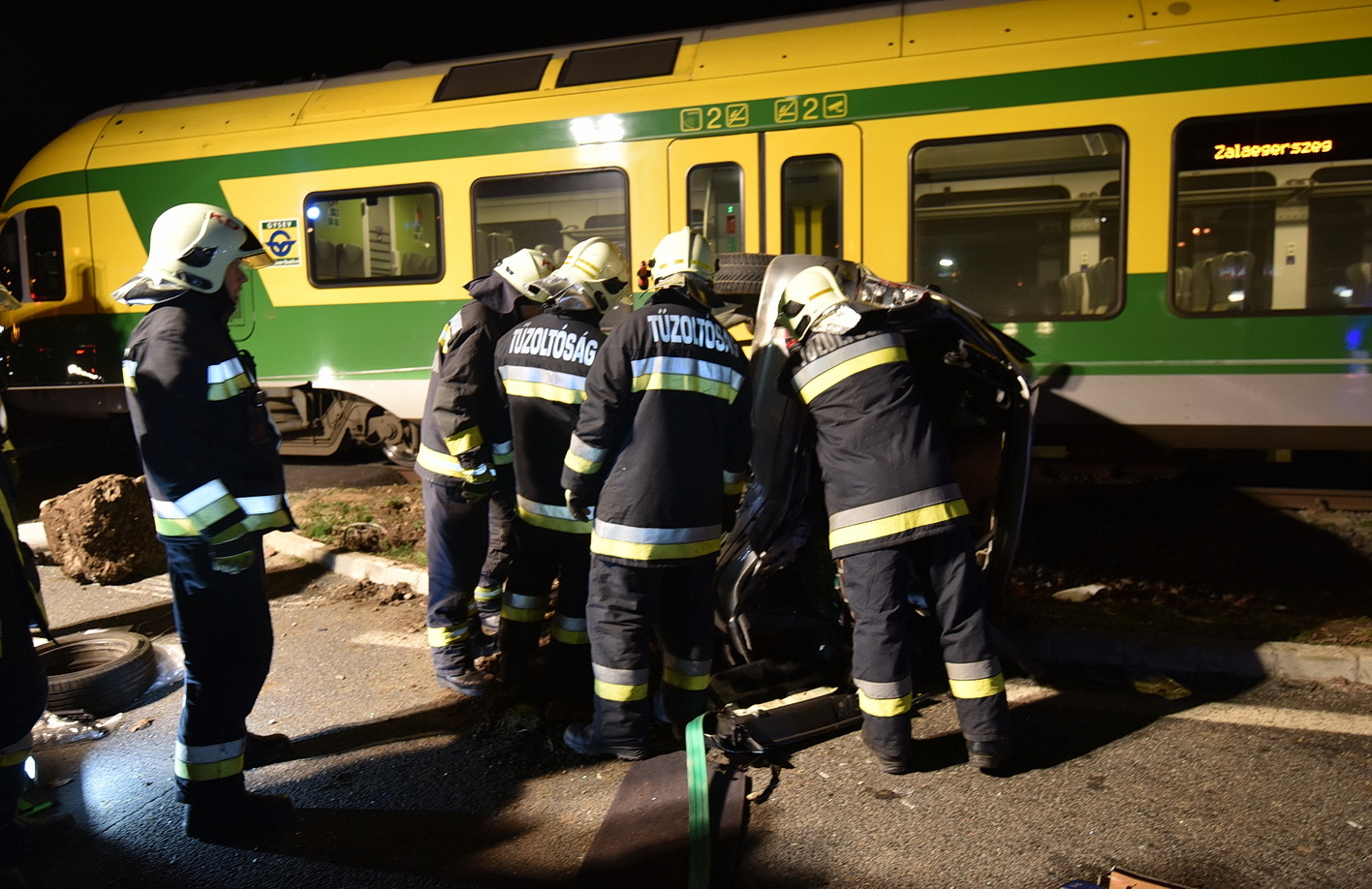 Vasvári és körmendi tűzoltók szabadították ki a sofőrt a roncsból