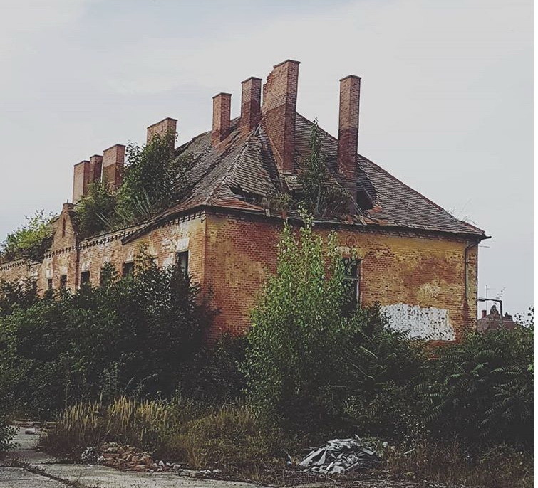 A tűz közelében több romos épület is található