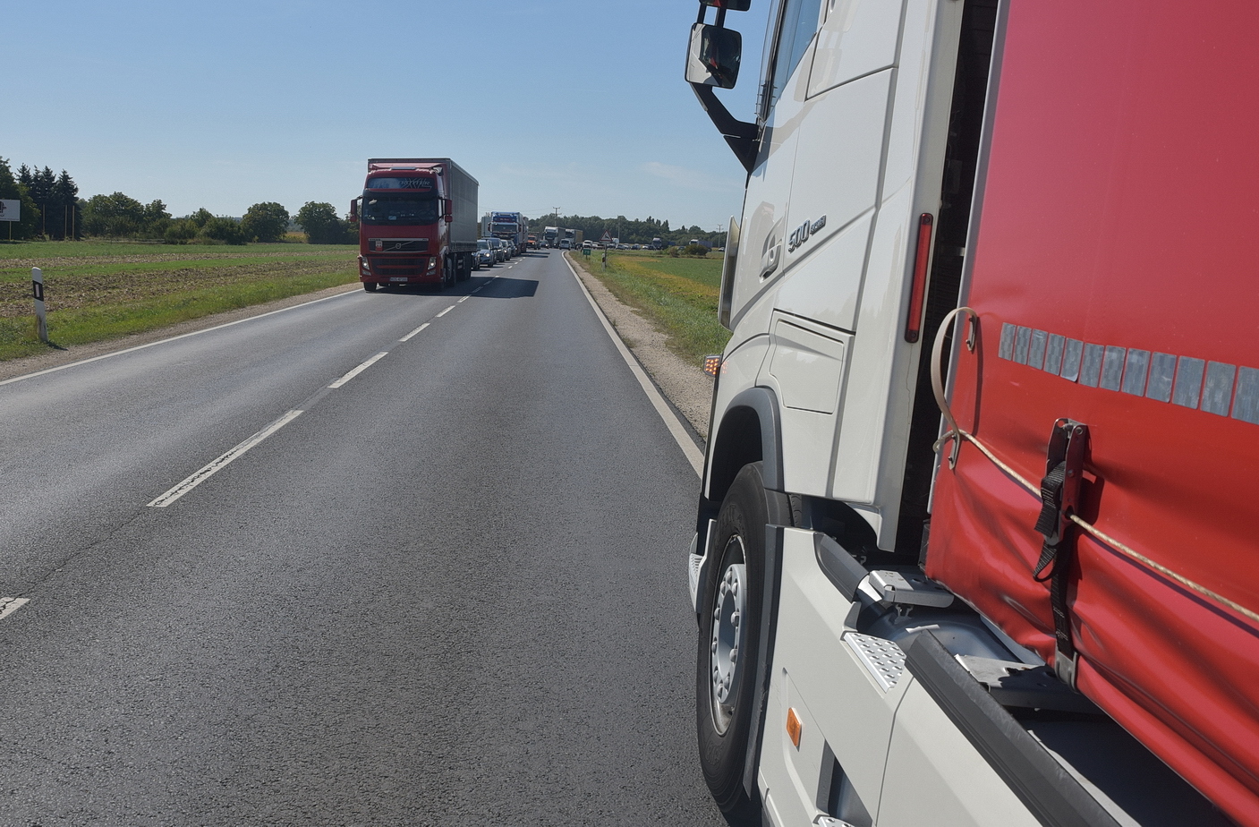 A szemből érkező kamion vezetője tisztes távolságban állt meg, így a zöld jelzésre induló kamionok elfértek az út szélén álló jármű mellett