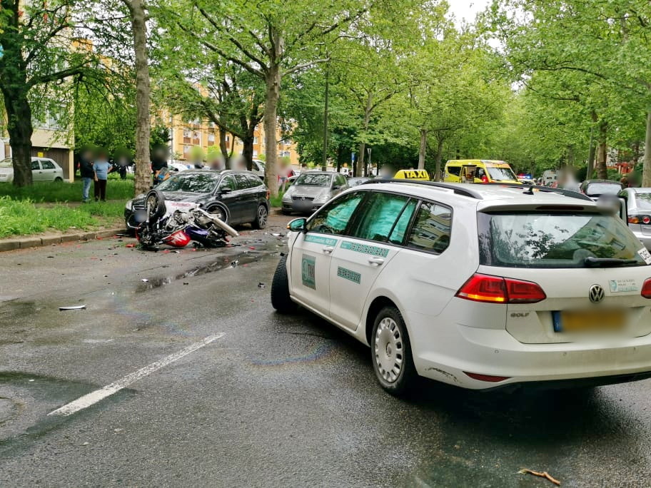 Súlyos motorbaleset Szombathelyen - VW taxival ütközött egy Honda motor