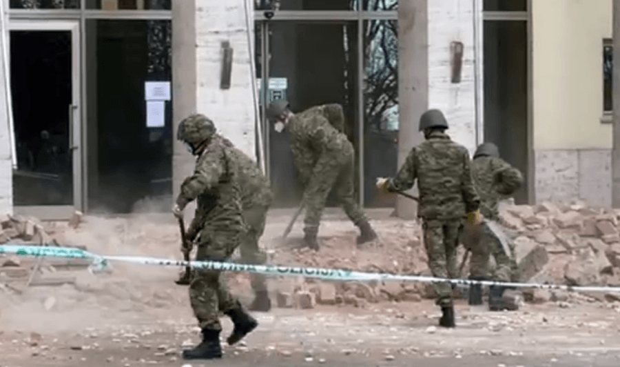 Katonák dolgoznak a károk elhárításán Zágrábban a december 29-i földrengés után - Forrás: 24sata