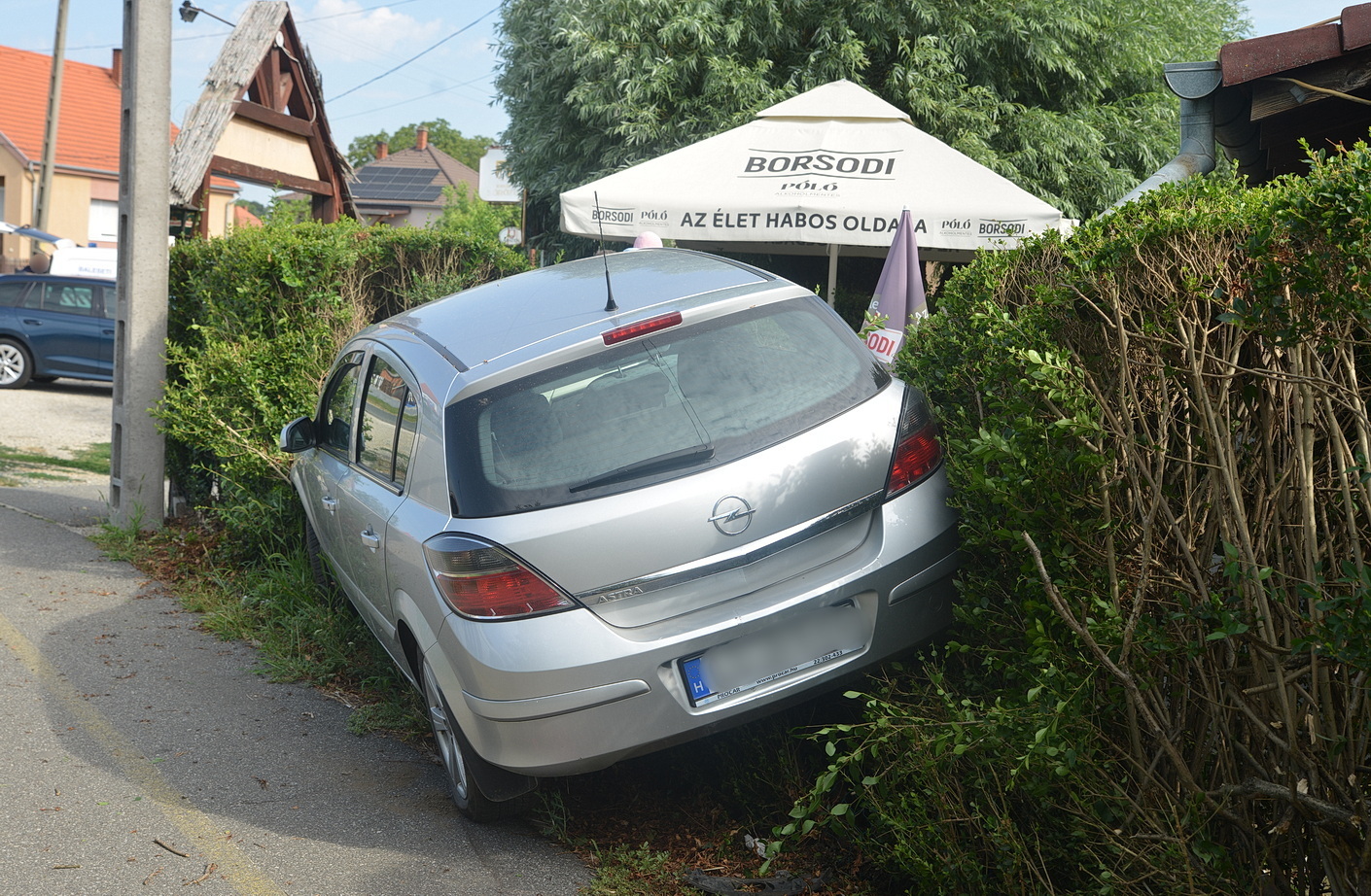 Kávézó kerítését tarolta le egy Opel Táplánszentkereszten, a 87-es főút mellett - kanyart egyenesített ki a sofőr