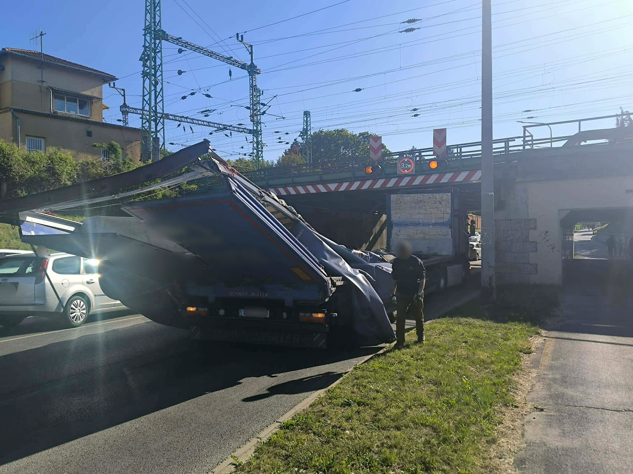 Újabb kamiont állított meg a vasúti hídszerkezet Szombathelyen