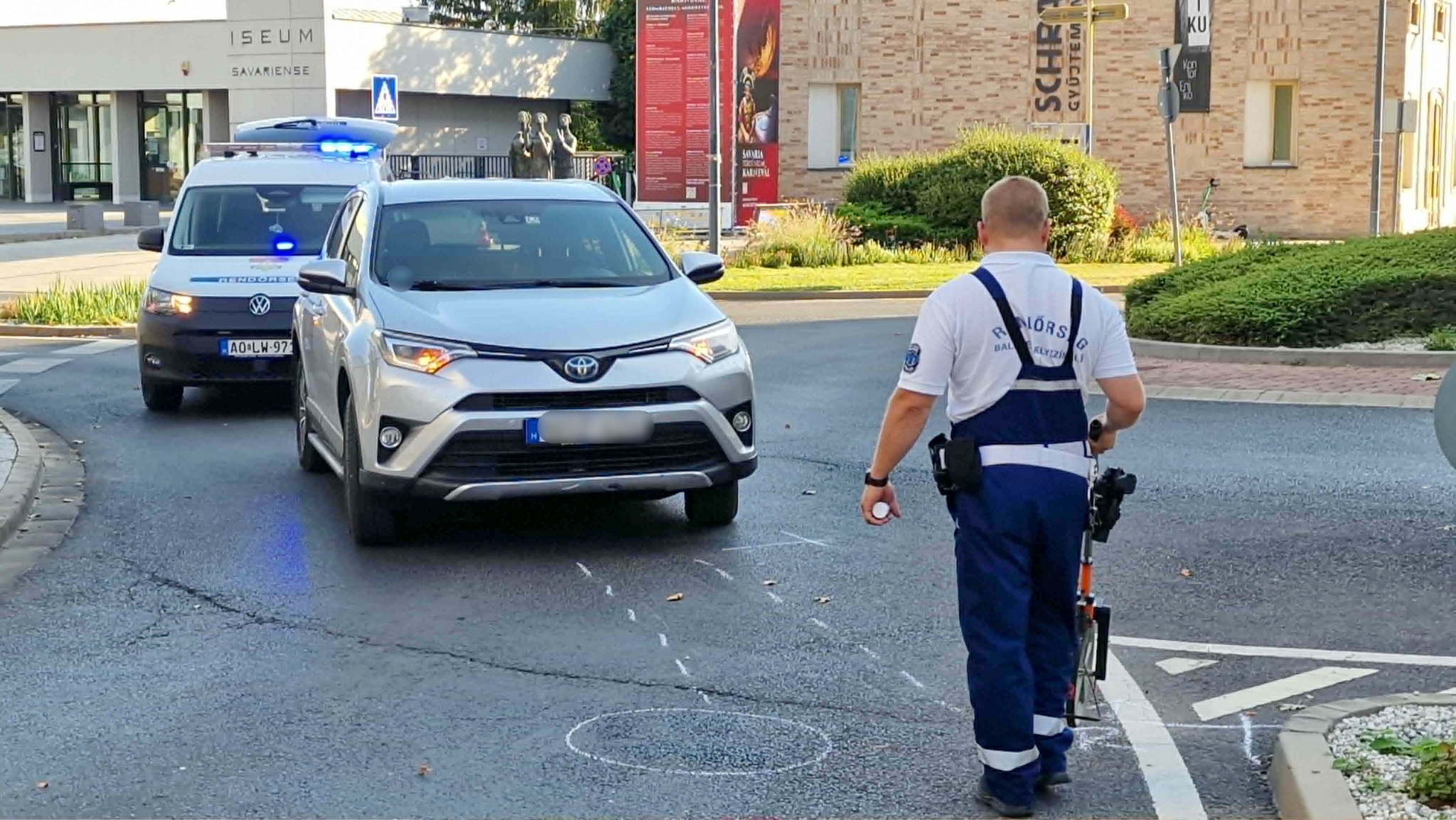 Vespa robogóval ütközött egy Toyota Szombathelyen - súlyosan megsérült a robogó vezetője