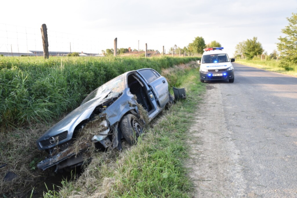rokba sodródott egy autó Ják közelében