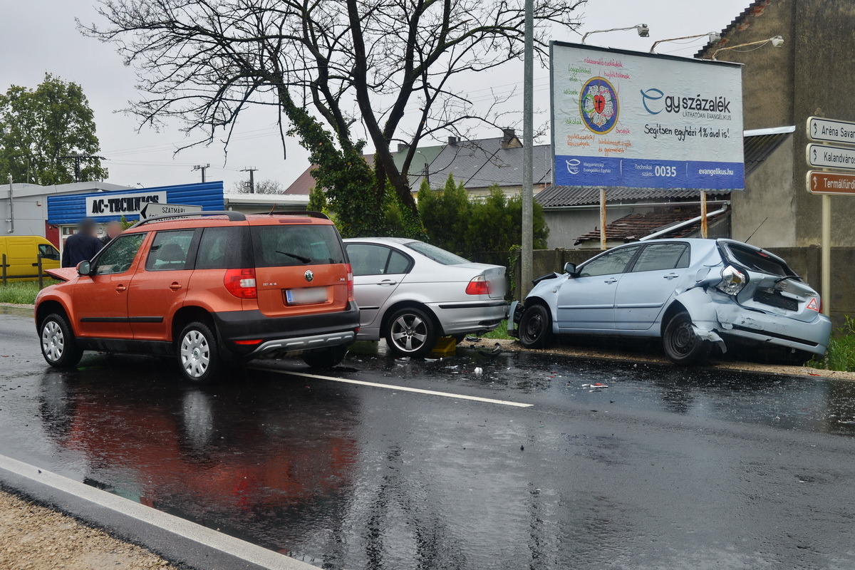 Álló kocsisorba hajtott a Skoda- árokba lökte a Toyotát