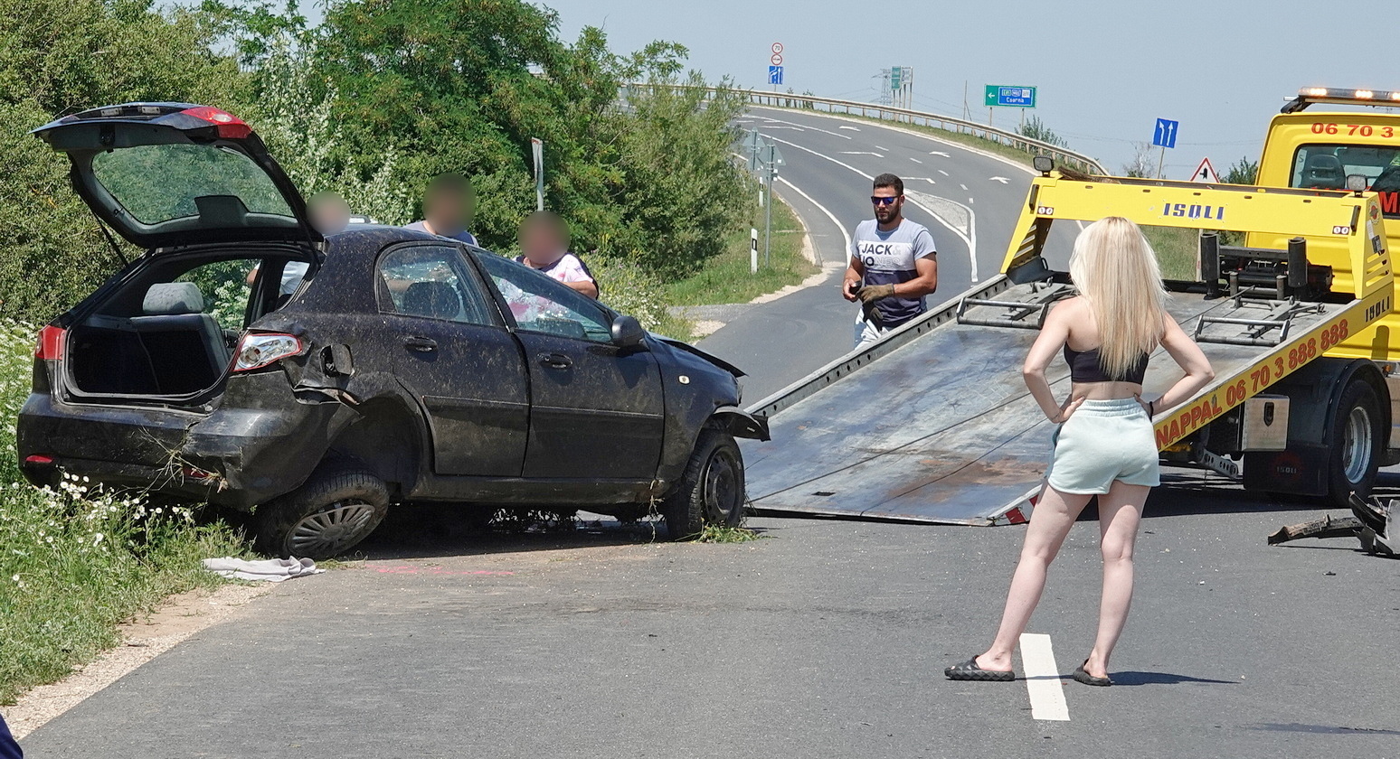 Levegőbe repült és a tetején állt meg egy Chevrolet Vép közelében - padkáról próbált menteni a sofőr