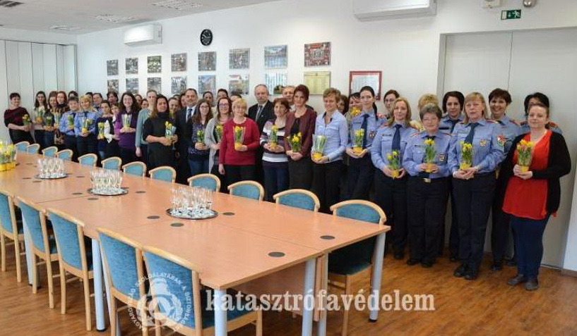 Nőnap alkalmából köszöntötték a katasztrófavédelem hölgyeit