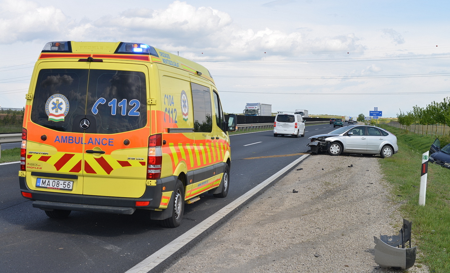 Megpördültek az autók az M86-oson – Ford és Audi ütközött Vép közelében