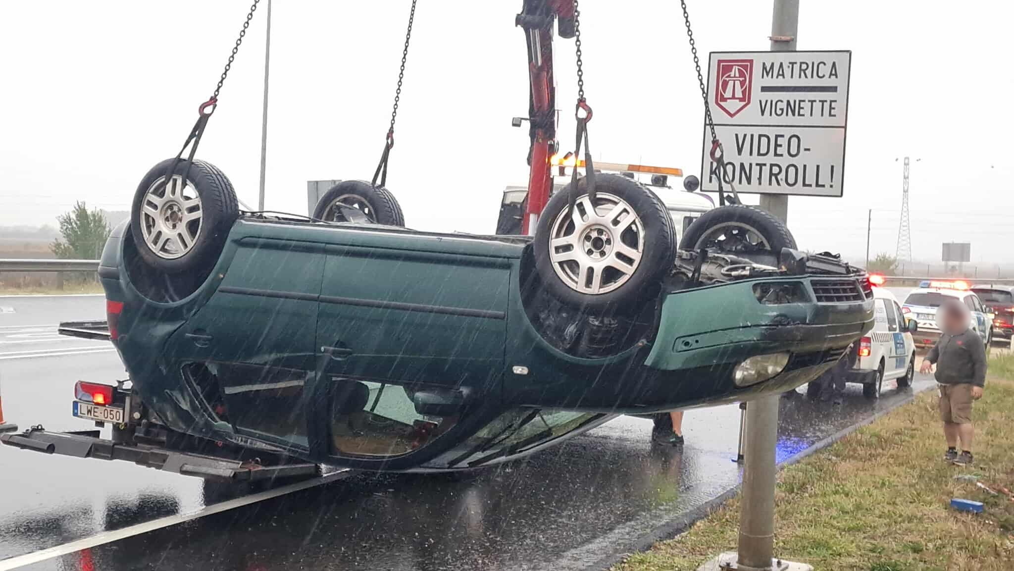 Kisodródott és felborult egy VW az M86-os autóút mellett, a 87-es főút kihajtójánál