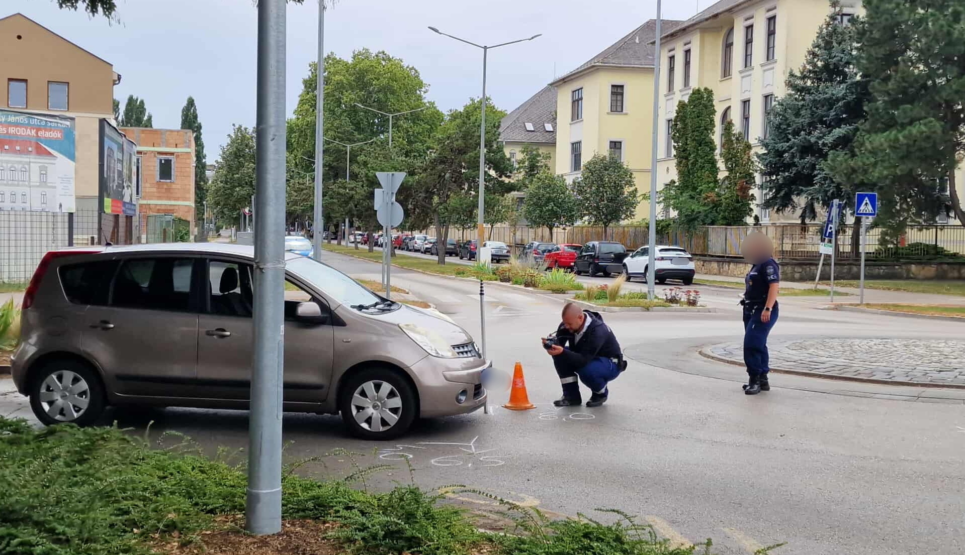 Körforgalomban hajtott kerékpáros elé egy Nissan Szombathelyen