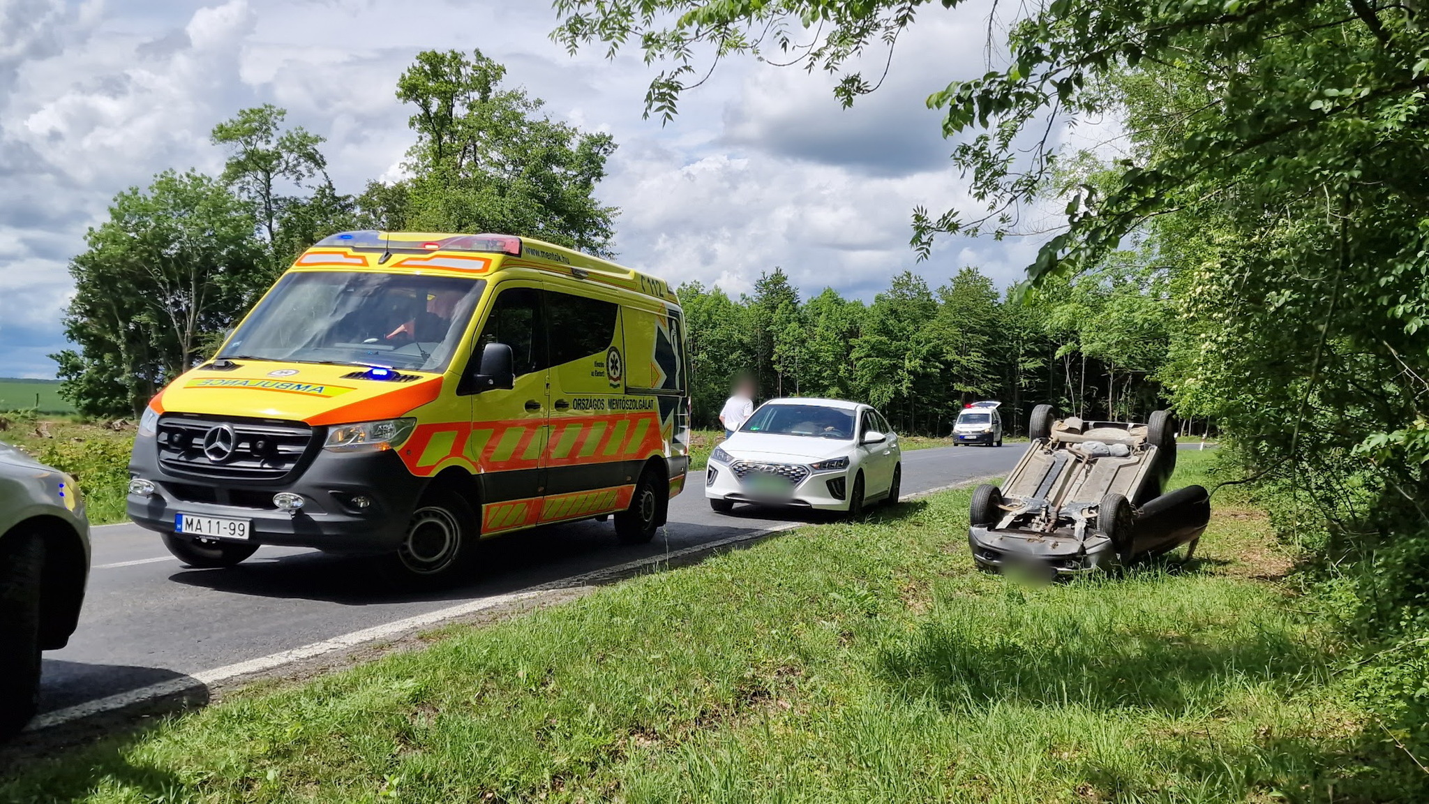 Fának ütközött és felborult egy Fiat személyautó Ják közelében Fotó: Tánczos Mihály
