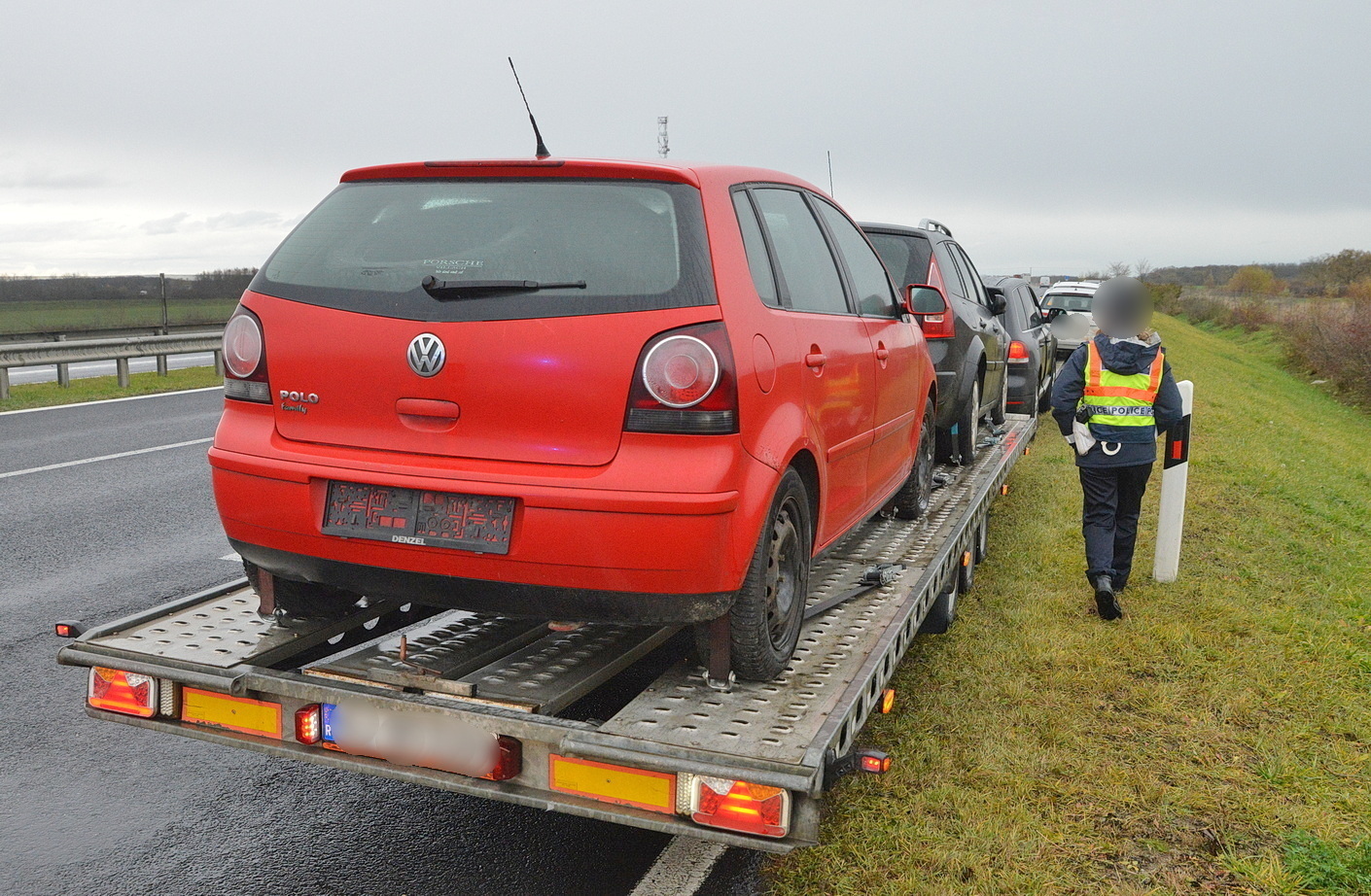 Tréler levegőbe pattanó kereke törte be egy Skoda szélvédőjét az M86-os autóúton