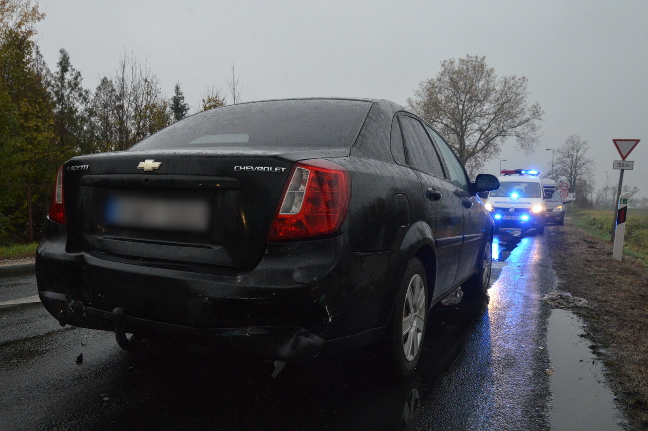 Ráfutásos baleset esőben a 87-es főúton