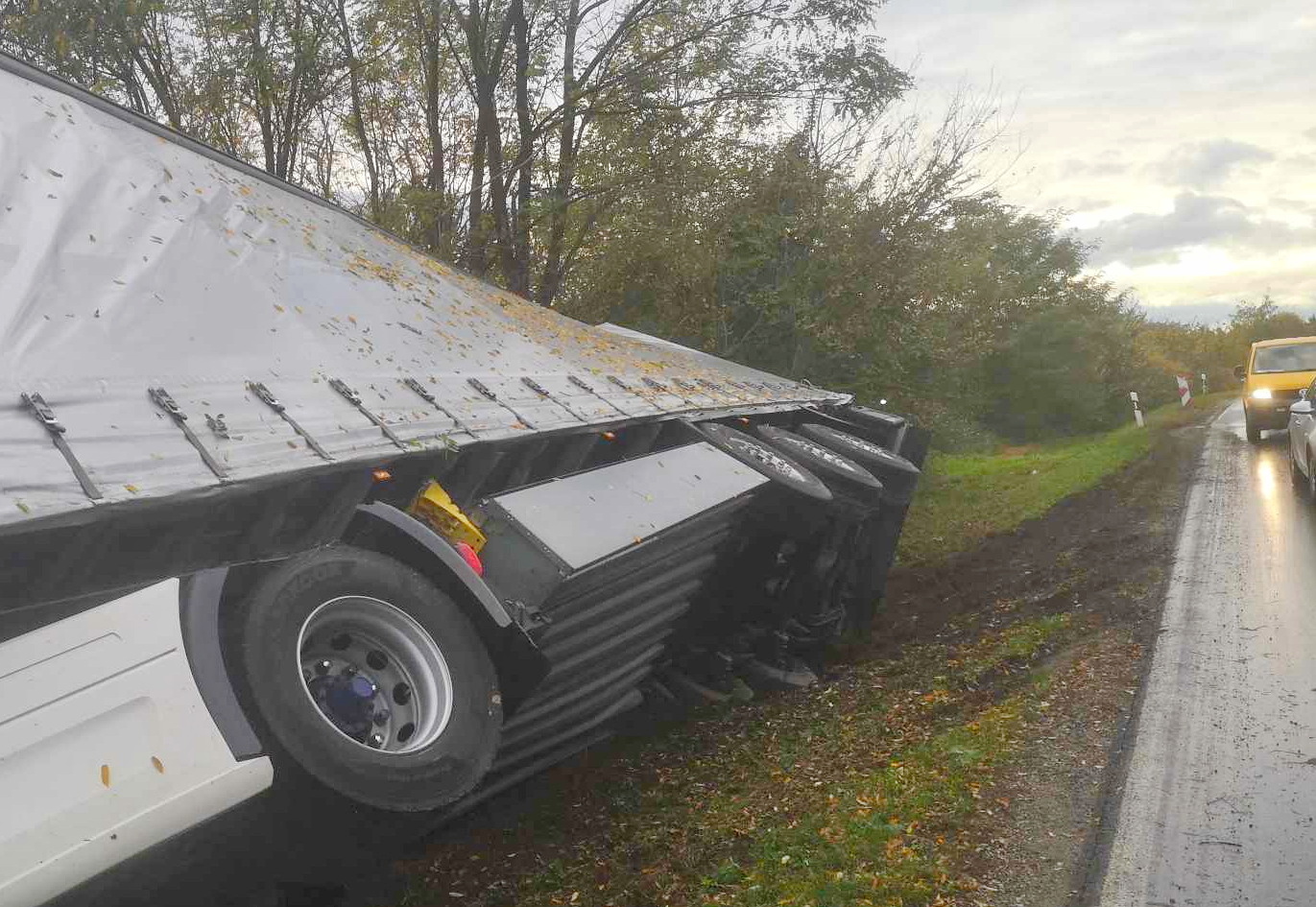 Kanyarban hajtott le a töltésről egy Scania nyergesvontató Rumnál, a 87-es főúton