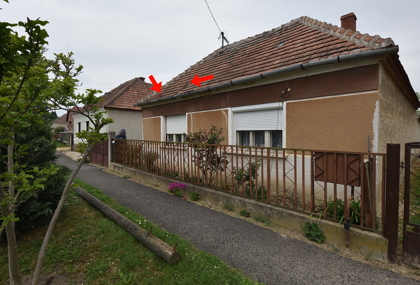 Telefonkábellel rántott oszlopot háztetőre teherautó Zsédenyben