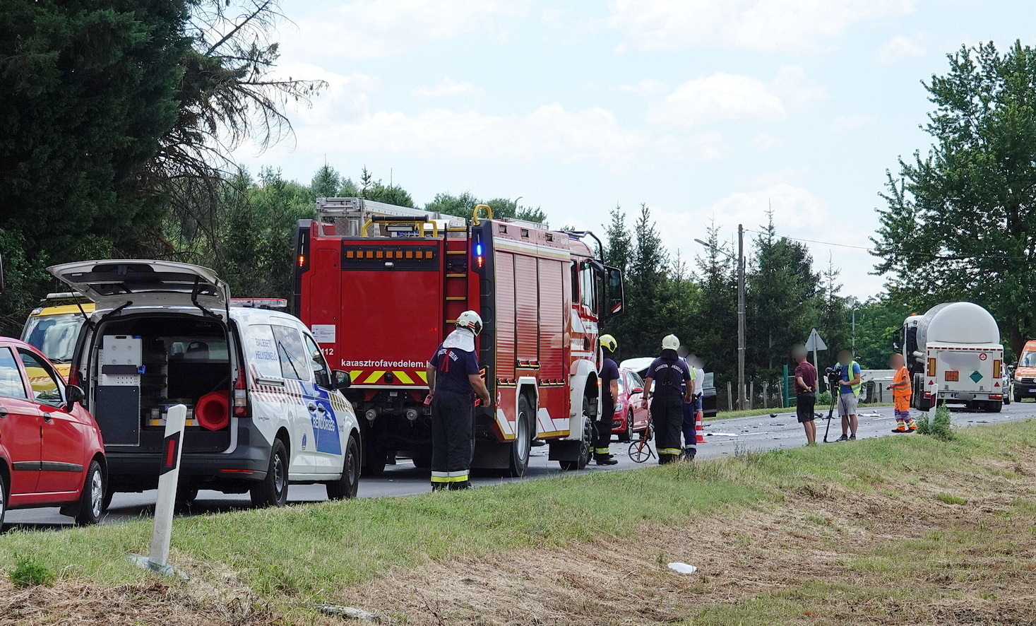 Kamera rögzítette az ütközést: Ford ütközött MAN tartályautóval a 86-os főúton, Szombathely közelében