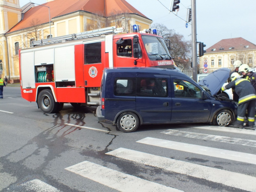Tűzoltóautó és személyautó ütközött Zalaegerszegen 3.