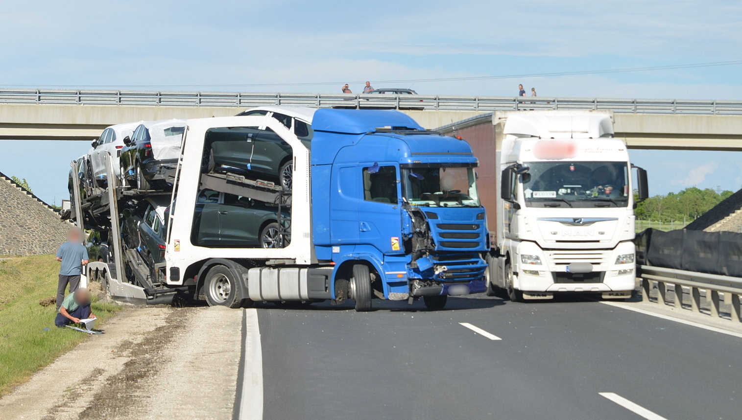 Kamionbaleset az M86-os autóúton - Előzésben lévő Scania autószállító ütközött Volvo kamionnak, majd szalagkorlátnak Szombathely közelében