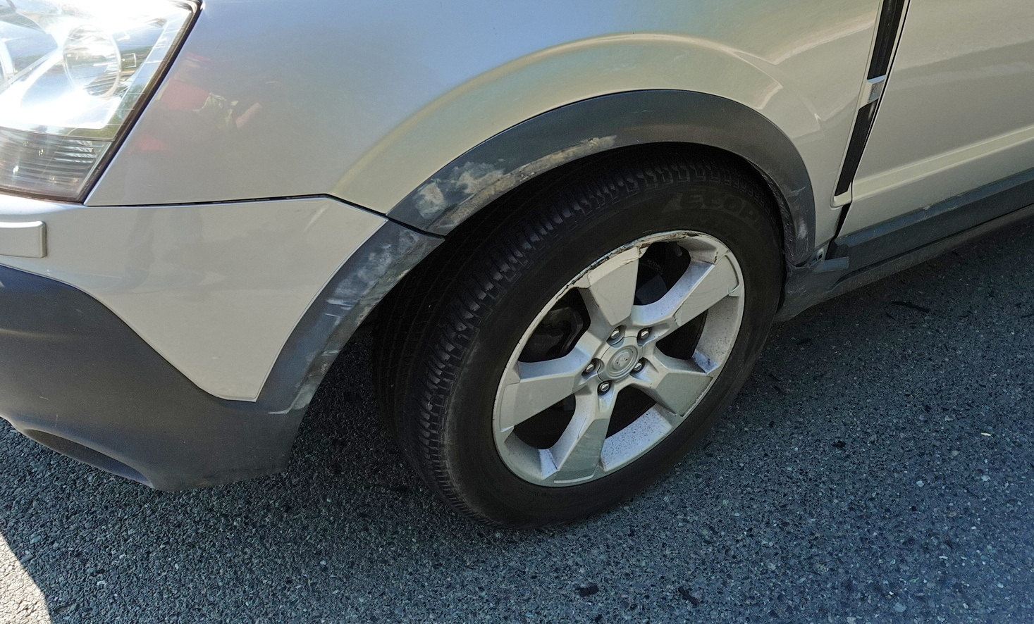 Áttért a felezővonalon és BMW-vel ütközött egy Opel a 87-es főúton - később rosszul lett a melegben az okozó
