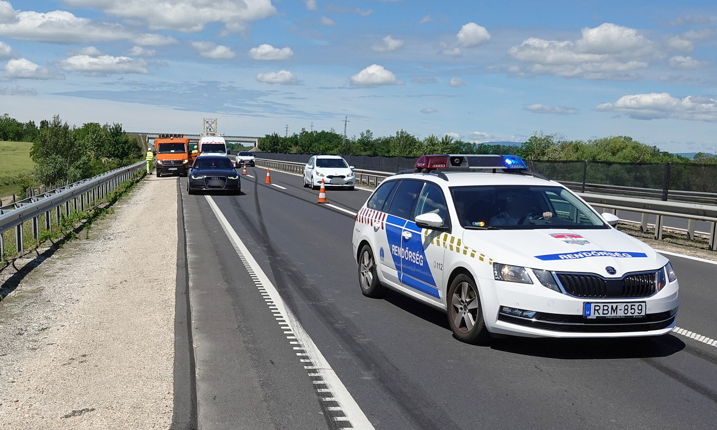 Defekt miatt pördült meg egy BMW az M86-os autóúton, Vát közelében