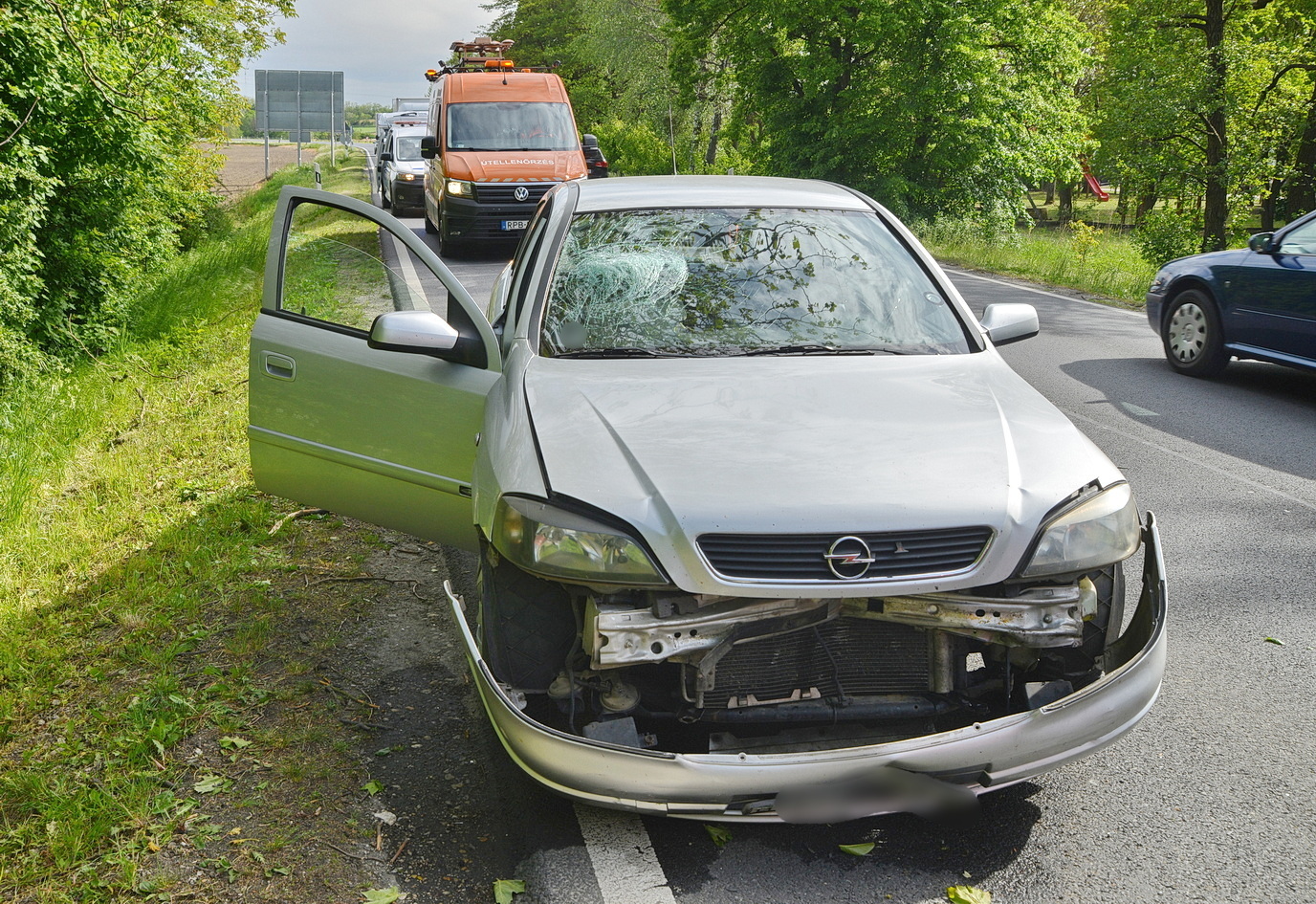 Opel tolt Suzukit egy Lanciának Balogunyomnál, a 86-os főúton
