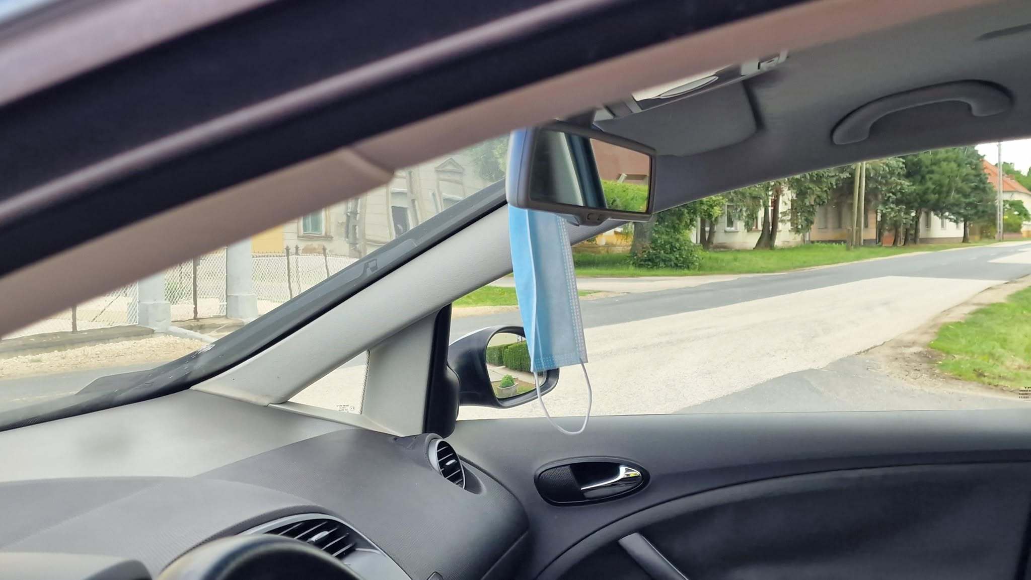 Tükörről lógó maszk takarta ki az érkező kerékpárost - Seat lökte fel Uraiújfaluban