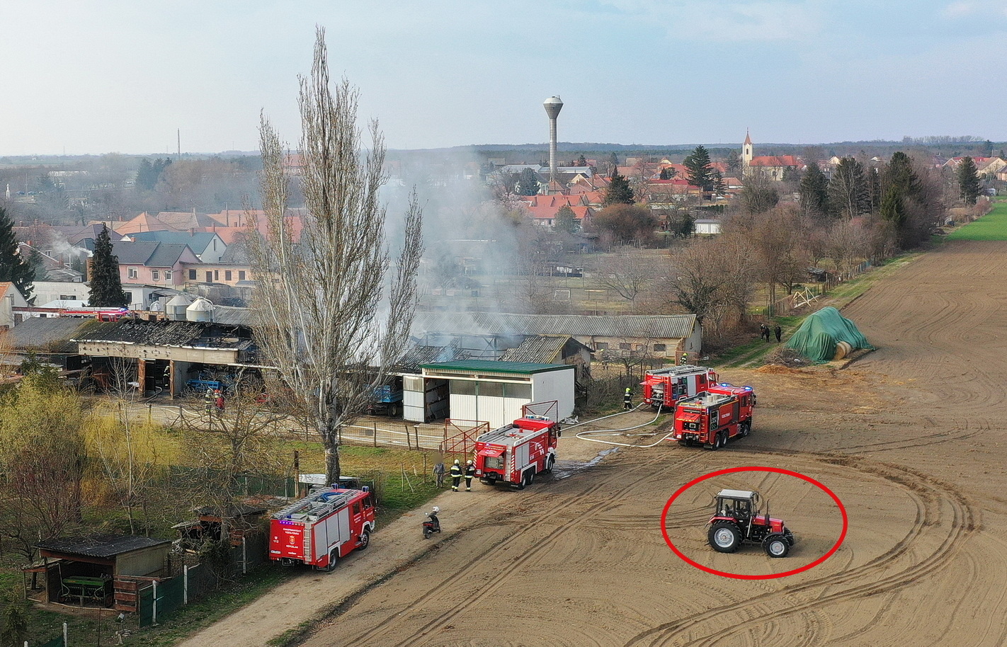 Egy új MTZ traktort sikerült kimenekíteni a lángok elől