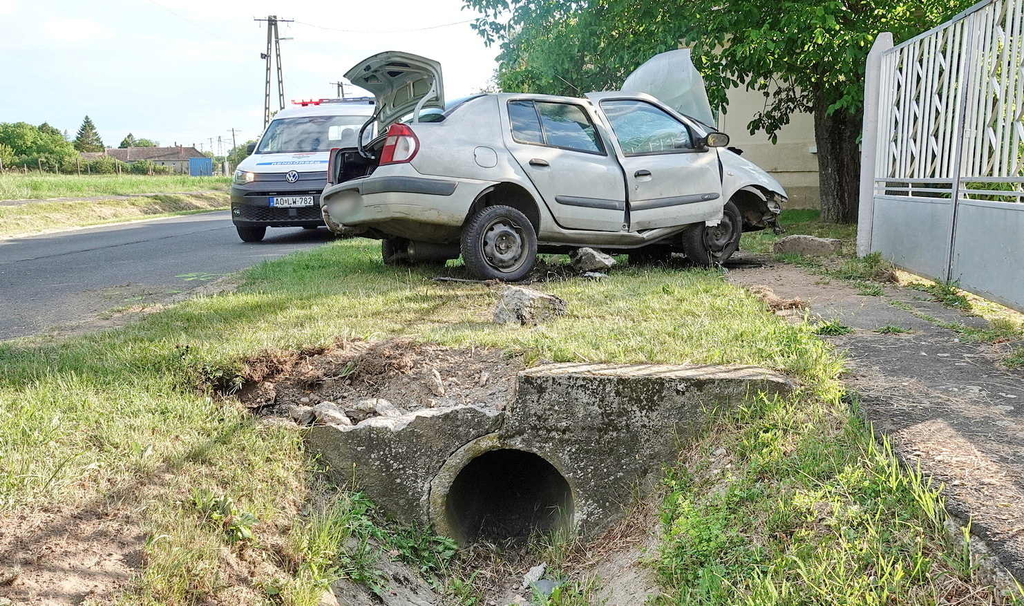Betonáteresznek ütközött egy Renault, megsérült a sofőr Borgátán - balra ívelő kanyarban sodródott ki az autó