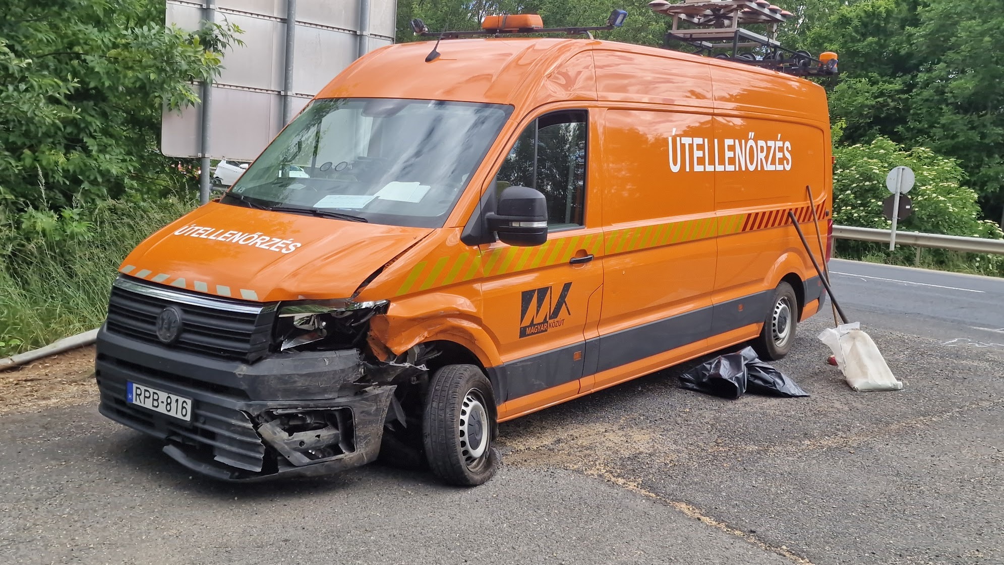 Útellenőr autóba hajtott egy Dacia Vasvár közelében, a 8-as főúton