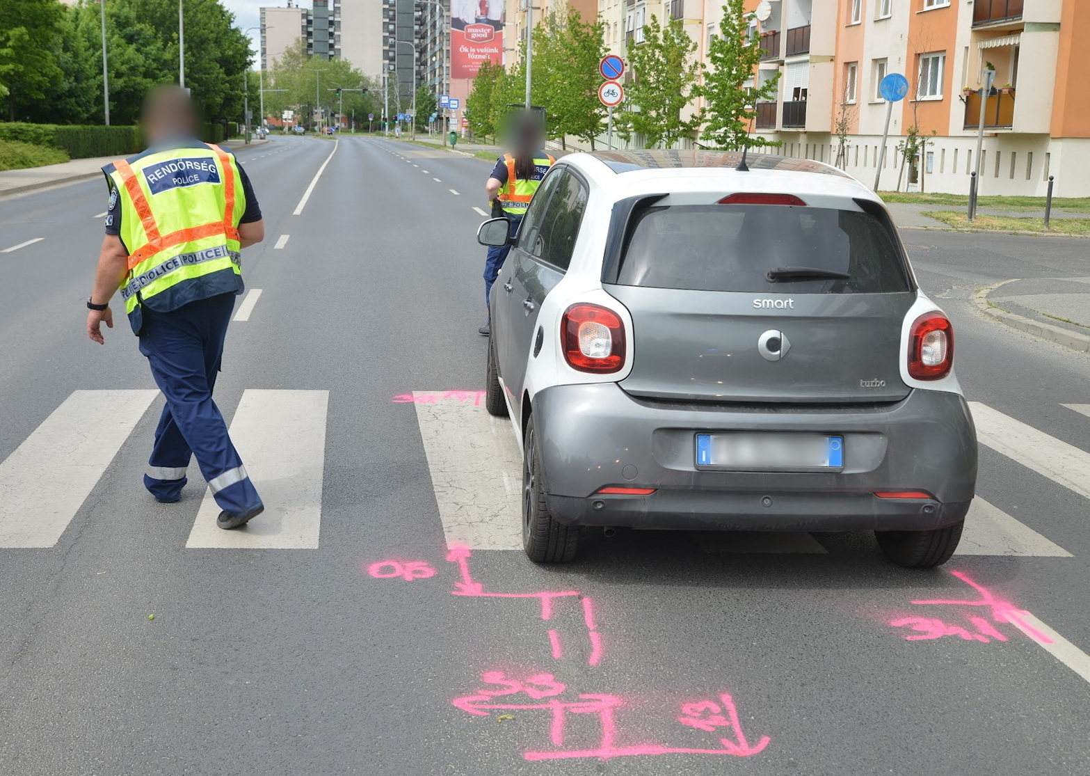 Kijelölt gyalogátkelőhelyen ütött el egy diákot egy Smart Szombathelyen