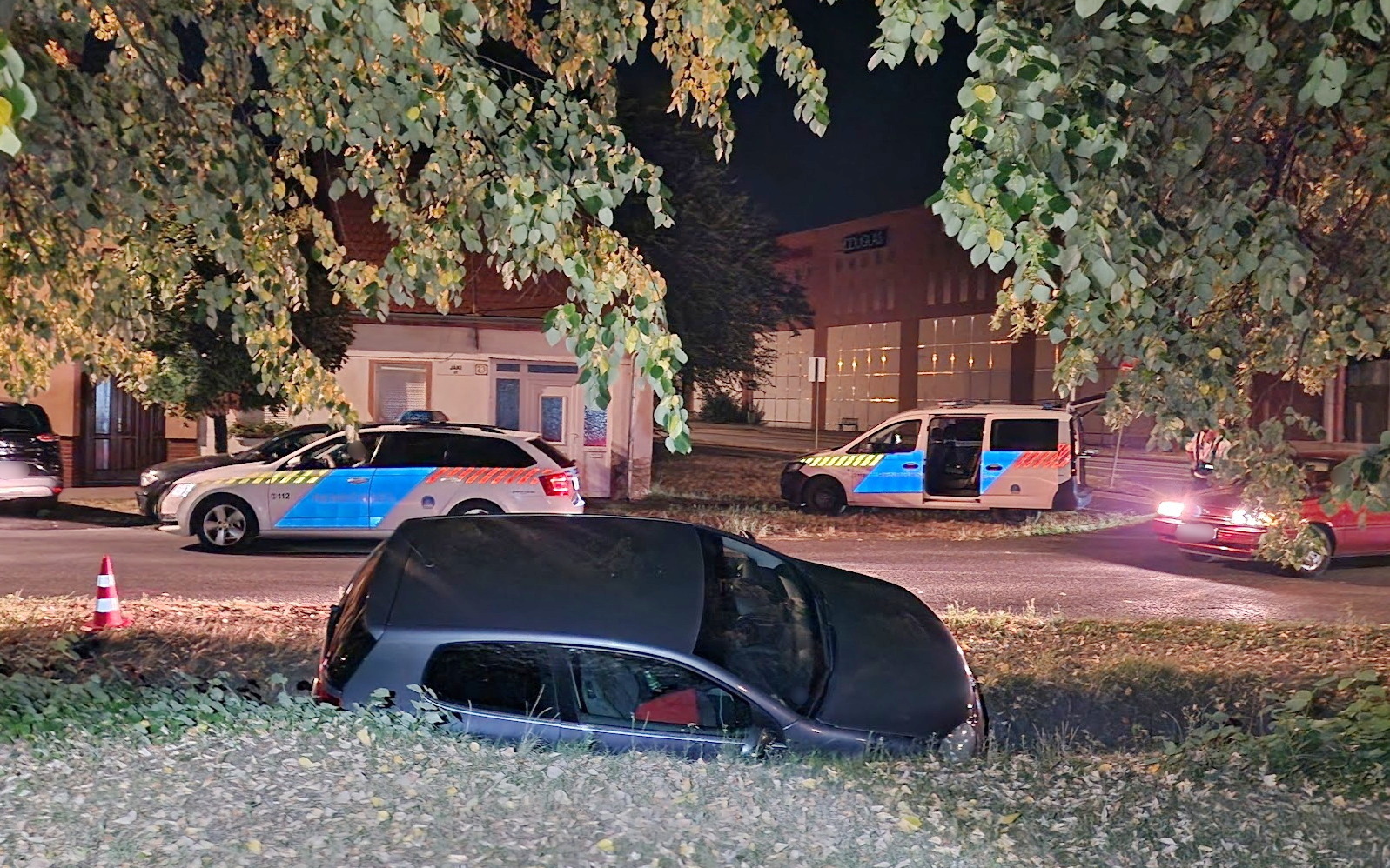 Árokba hajtott egy VW Szombathelyen - rendőrautó kísérte a mentőt a kórházba