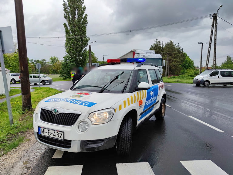 Megálló Toyotának ütköző Volkswagennek ütközött Audi a 86-oson