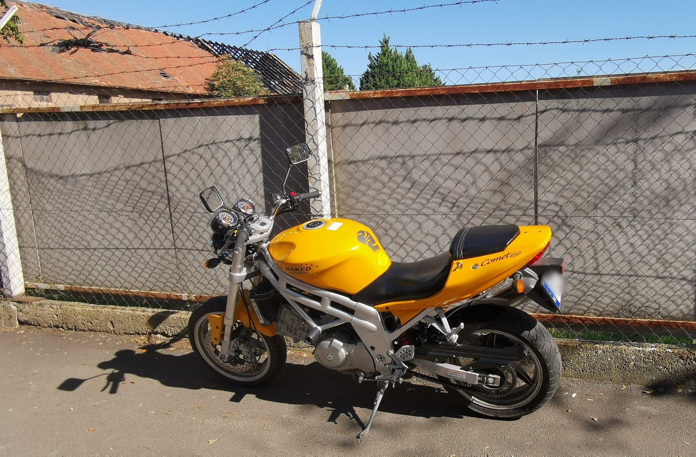 A Renault nekitolatott az álló motornak