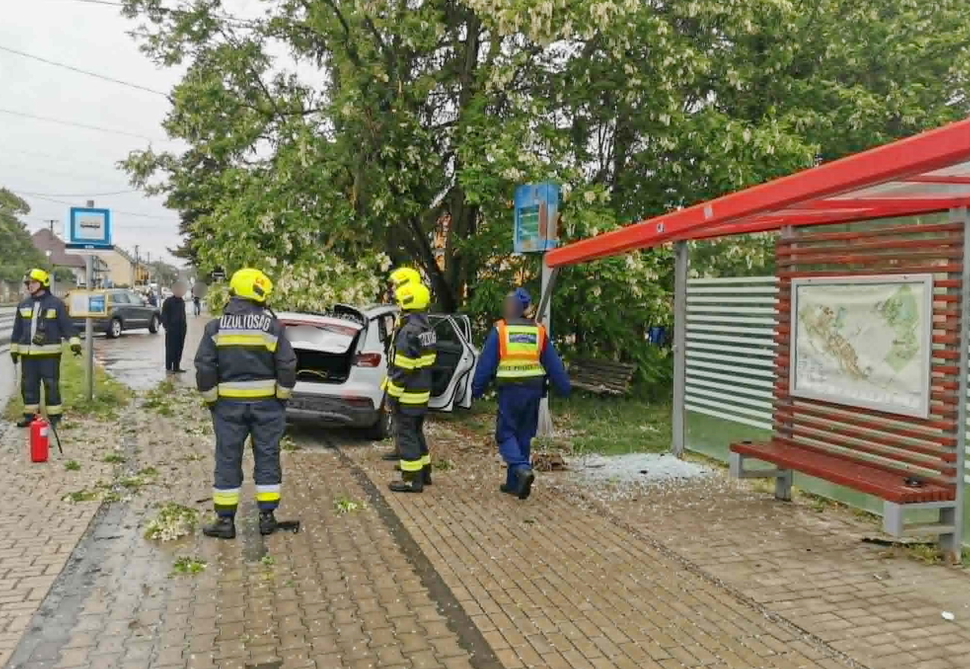 Nagy rombolást végzett egy Audi - a gázra lépett a fék helyett a sofőr