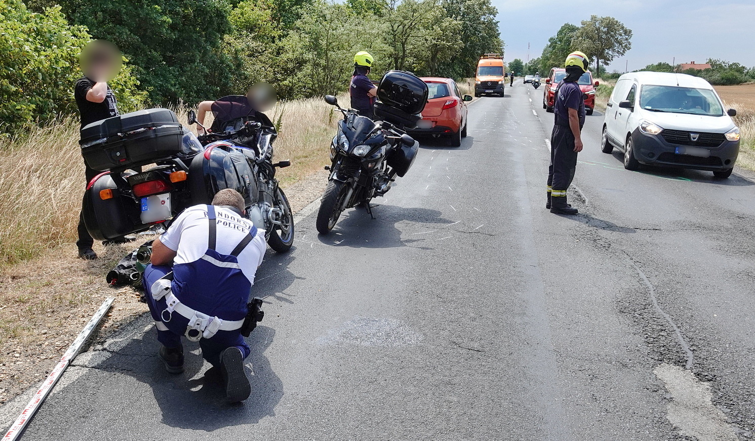 Mazda elé sodorta édesapja Honda motorját a Yamaha motorral eleső fiú a 84-es főúton, Rábapaty közelében
