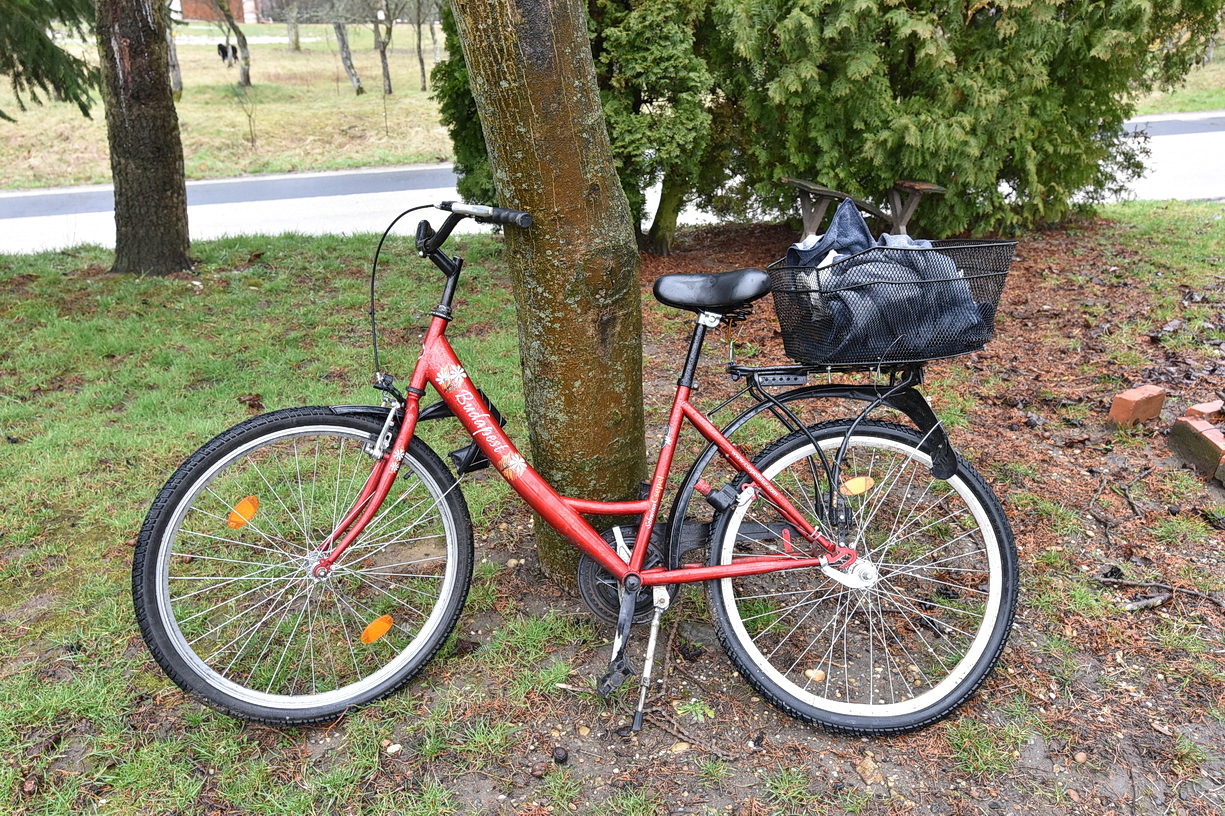 A kerékpárját toló újságkihordó súlyosan megsérült