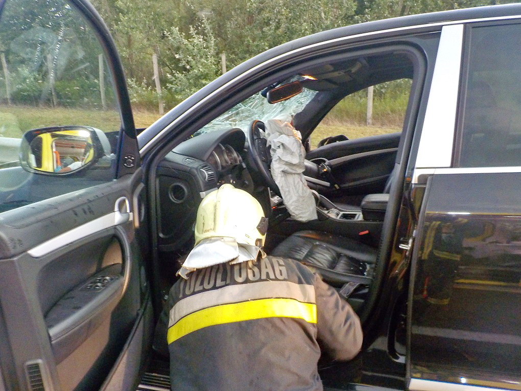 A Porsche halálra gázolta az autómentőt az M1-es autópályán - Fotó: Katasztrófavédelem