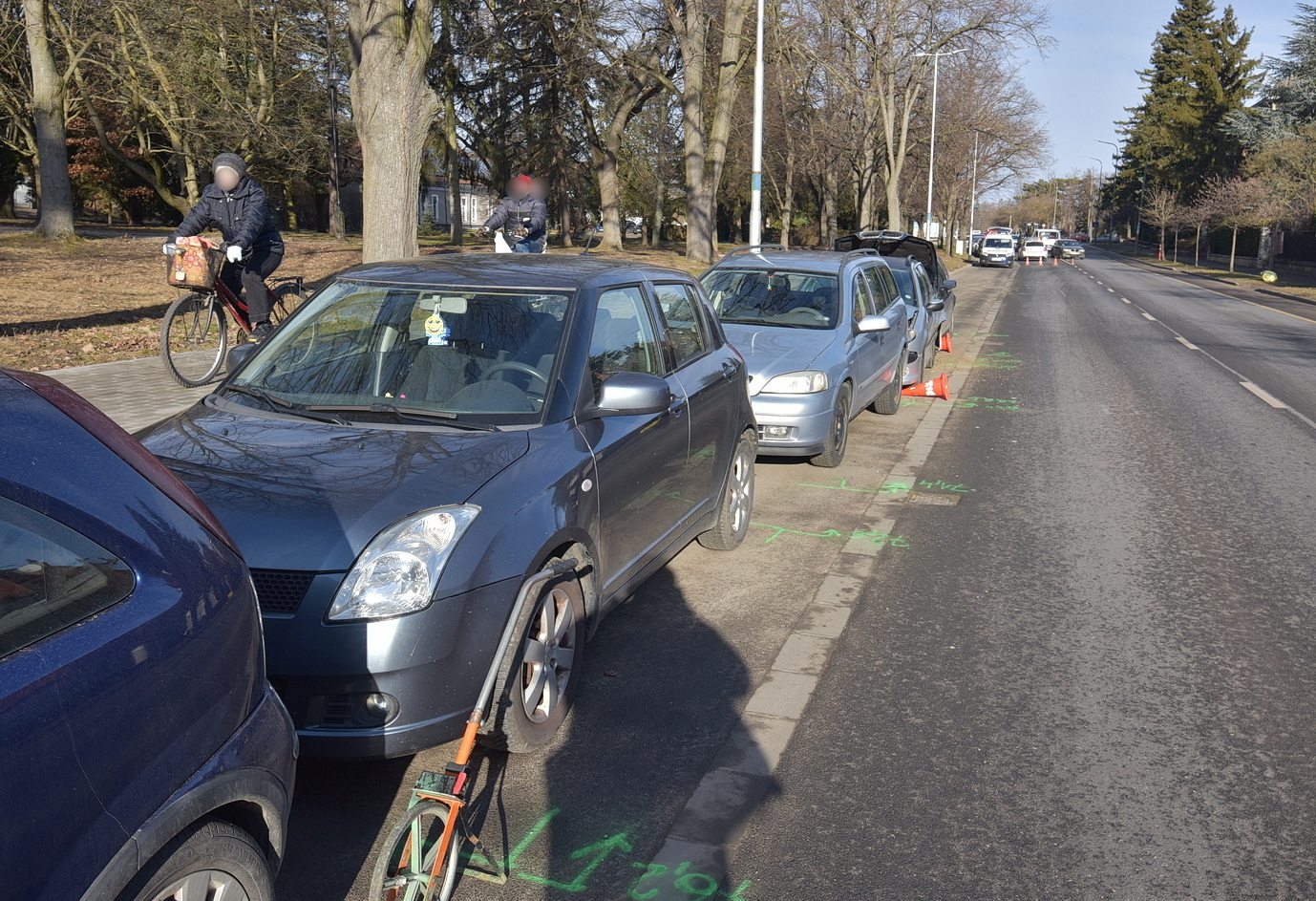 Három parkoló autót tolt össze egy BMW Szombathelyen, a Jókai Mór utcában