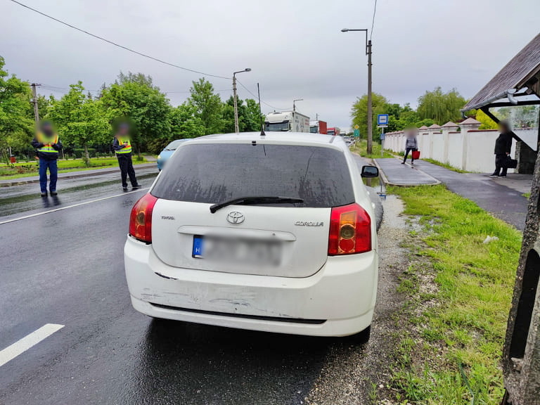 Megálló Toyotának ütköző Volkswagennek ütközött Audi a 86-oson