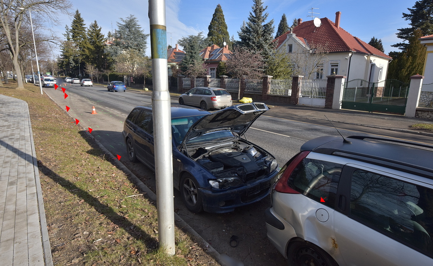 A hosszú féknyom ellenére három parkoló autót tolt össze a BMW