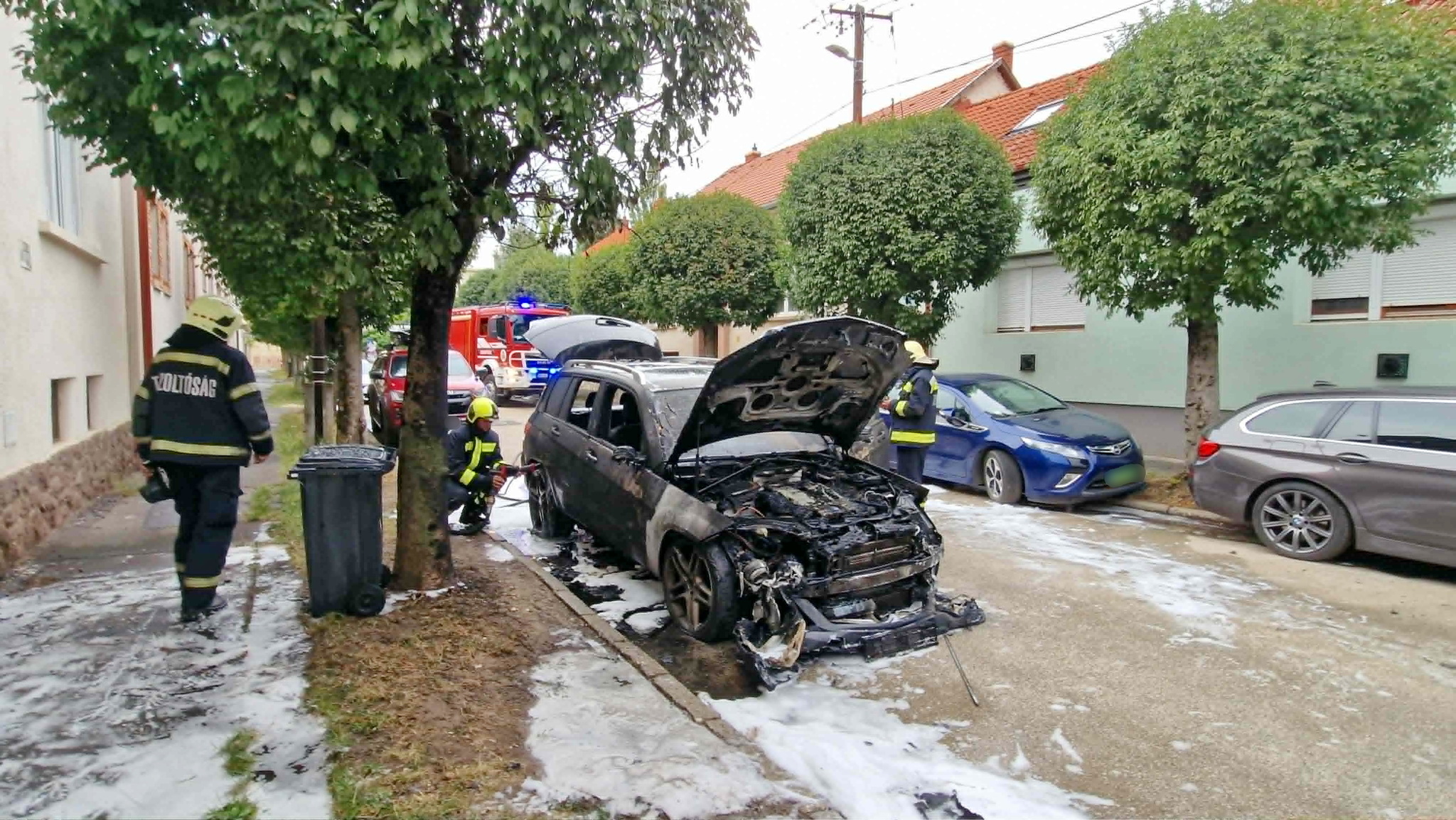 Kiégett egy Mercedes Szombathelyen - nem terjedt át a szomszédos autókra a tűz