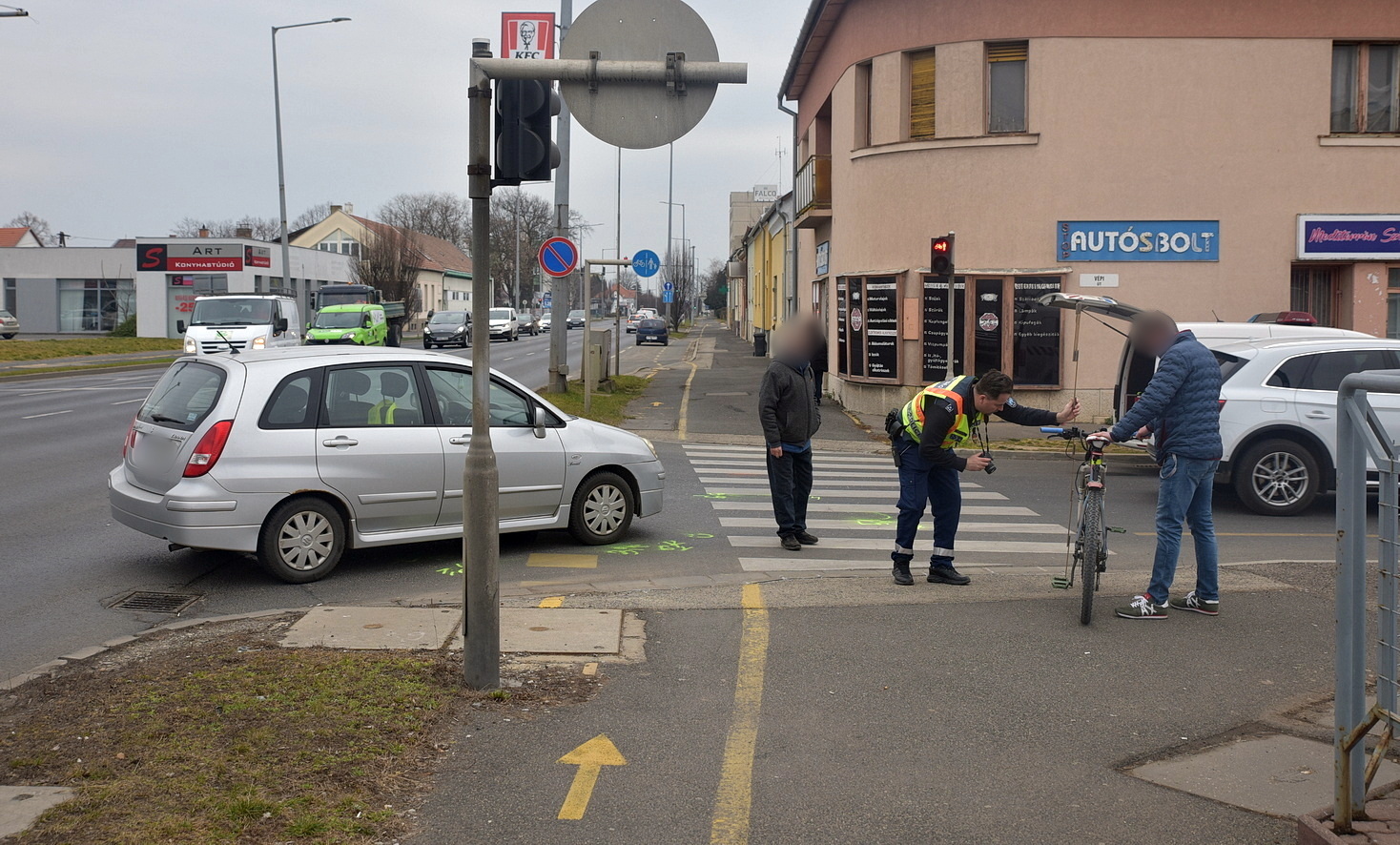 Kanyarodó Suzuki lökött fel kerékpársávon egyenesen haladó kerékpárost