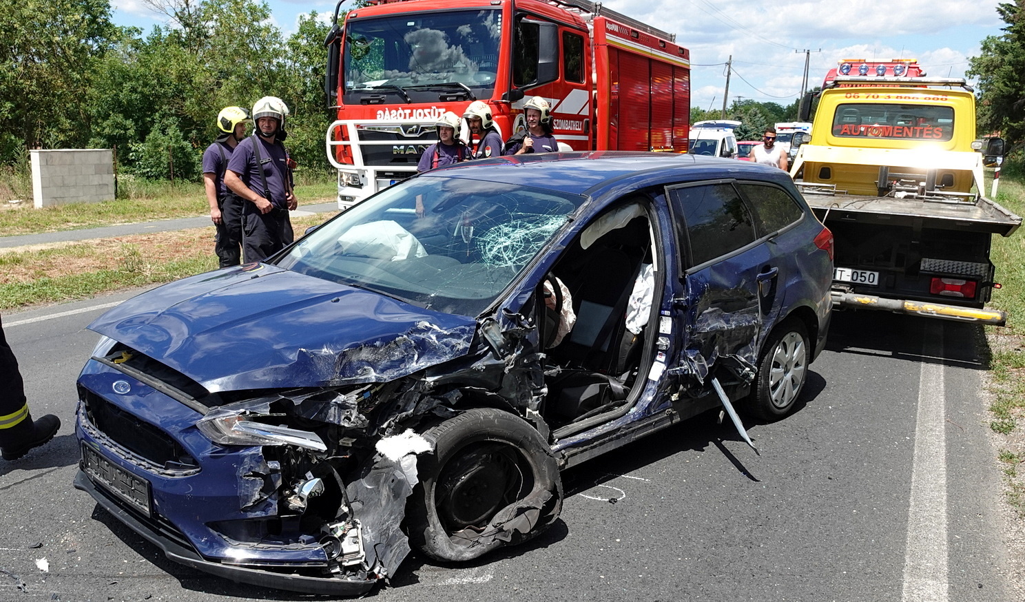Kamera rögzítette az ütközést: Ford ütközött MAN tartályautóval a 86-os főúton, Szombathely közelében