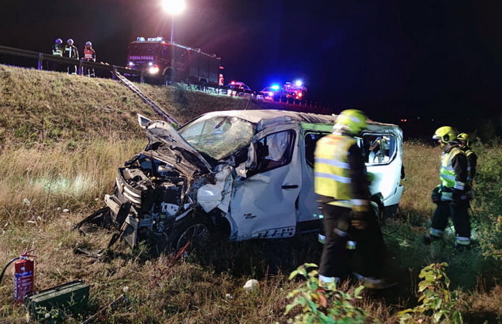 A töltés alján állt meg az M86-os autóútról lerepülő  Fiat kisbusz Nicknél