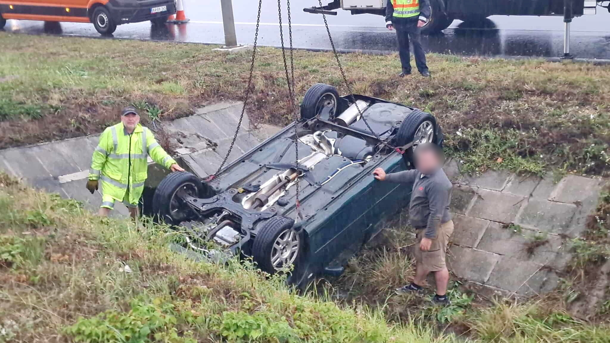 Kisodródott és felborult egy VW az M86-os autóút mellett, a 87-es főút kihajtójánál