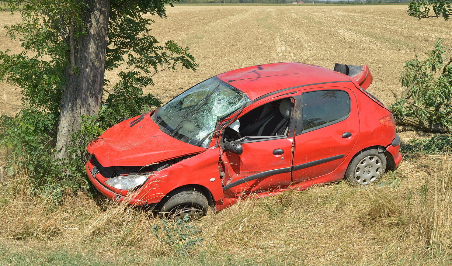 Fának csapódott egy Peugeot Rábakecöl és Kenyeri között