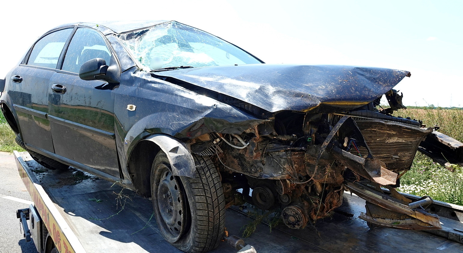 Levegőbe repült és a tetején állt meg egy Chevrolet Vép közelében - padkáról próbált menteni a sofőr